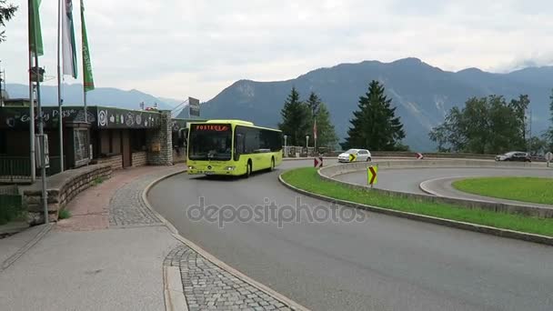 Zillertal, Tirol / Österreich 23. Juli 2016: Autos und Busse fahren auf der Straße neben Aussichtspunkt im Zillertal in Tirol, Österreich. — Stockvideo