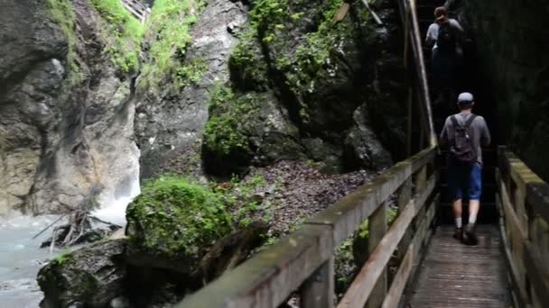 Stans, Tyrolsko / Rakousko červenec 25 2016: turistika přes rokle Wolfsklamm na schodech. Evropské Alpy. Karvendel pohoří. — Stock video