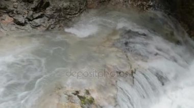 Stans, Tirol / Avusturya 25 Temmuz 2016: merdivenlerde Wolfsklamm gorge hiking. Avrupa Alpleri. Karvendel dağlar parçası.