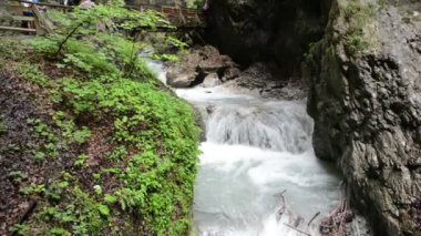 Stans, Tirol / Avusturya 25 Temmuz 2016: merdivenlerde Wolfsklamm gorge hiking. Avrupa Alpleri. Karvendel dağlar parçası.