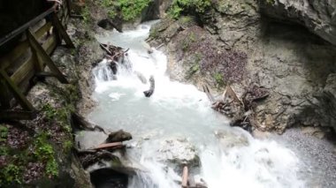 Stans, Tirol / Avusturya 25 Temmuz 2016: merdivenlerde Wolfsklamm gorge hiking. Avrupa Alpleri. Karvendel dağlar parçası.