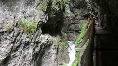 Stans, Tirol / Avusturya 25 Temmuz 2016: merdivenlerde Wolfsklamm gorge hiking. Avrupa Alpleri. Karvendel dağlar parçası.