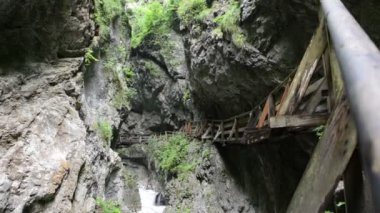 Stans, Tirol / Avusturya 25 Temmuz 2016: merdivenlerde Wolfsklamm gorge hiking. Avrupa Alpleri. Karvendel dağlar parçası.