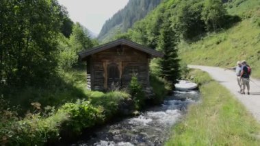 Gerlos, Tirol / Avusturya 22 Temmuz 2016: Zillertal Valley vahşi Schwarzach dere boyunca yürüyüş uzun yürüyüşe çıkan kimse