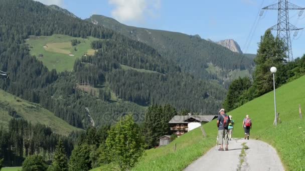 Gerlos, Tirol/Avusturya 22 Temmuz 2016: yürüyüş yolu ve Avrupa Alpleri (Avusturya ile gerlostal Vadisi üzerinden panormaic görünüm) — Stok video