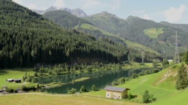 yürüyüş yolu ve Avrupa Alpleri (Avusturya ile gerlostal Vadisi üzerinden panoramik görünüm)
