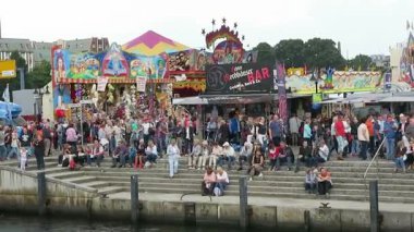 Rostock, Mecklenburg-Vorpommern / Almanya 13 Ağustos 2016: Hanse Yelken hafta sonu olay sırasında Rostock Harbor'da tarihsel lunaparkta.