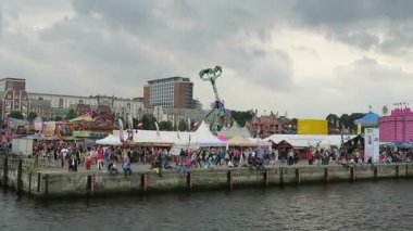 Rostock, Mecklenburg-Vorpommern / Almanya 13 Ağustos 2016: tarihsel yelkenli tekneler ve Warnemuende, Rostock liman boyunca Hanse Yelken hafta sonu olay sırasında yelken yelkenli.