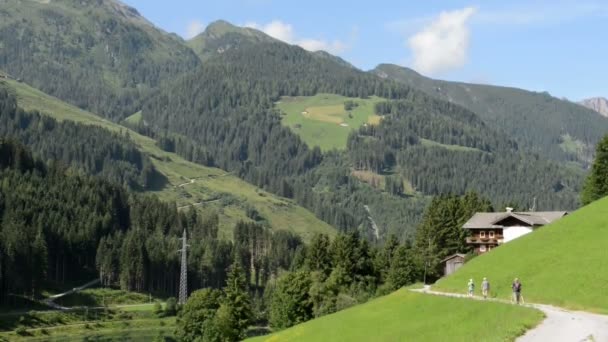 Gerlos, Τιρόλο/Αυστρία 22 Ιουλίου 2016: panormaic θέα πάνω από την κοιλάδα gerlostal με πεζοπορία διαδρομή και Ευρωπαϊκής Άλπεων (Αυστρία) — Αρχείο Βίντεο