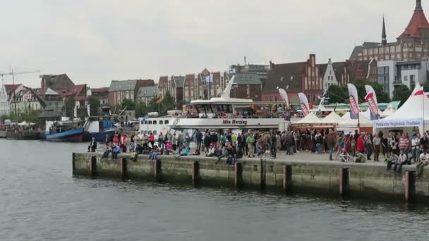 Rostock, mecklenburg-vorpommern / deutschland 13.08.2016: Historische Segelboote und Schoner am Rostock-Hafen in Warnemünde beim hanse sail weekend. — Stockvideo