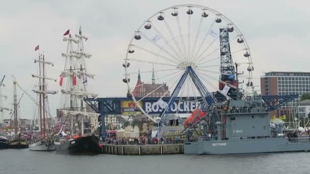 Rostock, Mecklenburg-Vorpommern / Almanya 13 Ağustos 2016: tarihsel yelkenli tekneler ve Warnemuende, Rostock liman boyunca Hanse Yelken hafta sonu olay sırasında yelken yelkenli. — Stok video