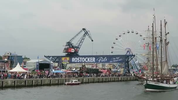 ROSTOCK, Meclemburgo-Pomerania Anteriore / GERMANIA 13 AGOSTO 2016: barche a vela storiche e goletta che navigano lungo il porto di Rostock a Warnemuende durante l'evento Hanse Sail weekend . — Video Stock