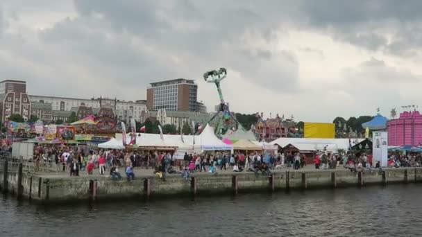 Rostock, Mecklenburg-Vorpommern / Tyskland augusti 13 2016: historiska segelbåtar och skonert segling längs Rostock hamnen vid Warnemuende under Hanse Sail helg event. — Stockvideo