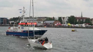 Warnemuende, Mecklenburg-Vorpommern / Almanya 13 Ağustos 2016: tarihsel yelkenli tekneler ve Warnemuende, Rostock liman boyunca Hanse Yelken hafta sonu olay sırasında yelken yelkenli.