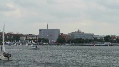 Warnemuende, Mecklenburg-Vorpommern / Almanya 13 Ağustos 2016: tarihsel yelkenli tekneler ve Warnemuende, Rostock liman boyunca Hanse Yelken hafta sonu olay sırasında yelken yelkenli.