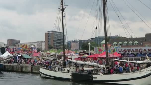 Rostock, in Mecklenburg-Voor-Pommeren / Duitsland augustus 13 2016: historische zeilboten en schoener zeilen langs de haven Rostock van Samtens tijdens Hanse Sail weekend evenement. — Stockvideo