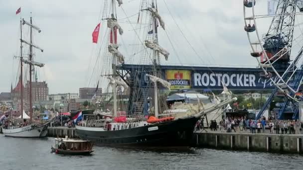 Rostock, in Mecklenburg-Voor-Pommeren / Duitsland augustus 13 2016: historische zeilboten en schoener zeilen langs de haven Rostock van Samtens tijdens Hanse Sail weekend evenement. — Stockvideo