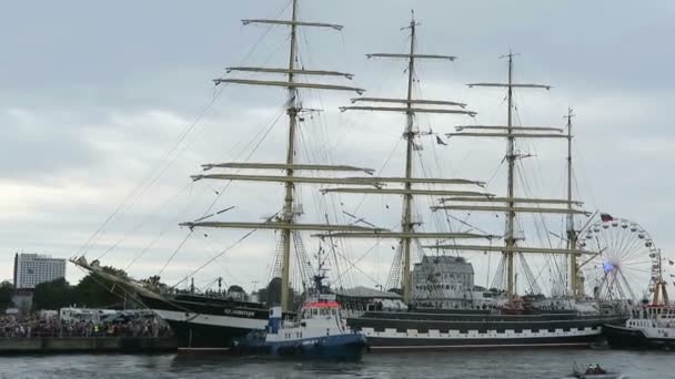 ADVERTENCIA, Mecklemburgo-Vorpommern / ALEMANIA 13 AGOSTO 2016: Navega en el puerto de Warnemuende y Rostock con muchos veleros de todo el mundo. barco ruso Kruzenshtern . — Vídeo de stock