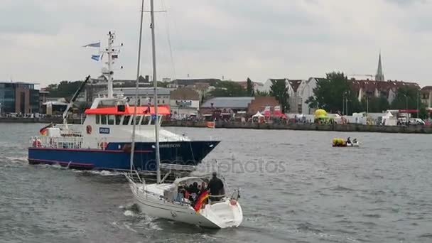 Warnemuende, Mecklenburg-Vorpommern / Tyskland augusti 13 2016: historiska segelbåtar och skonert segling längs Rostock hamnen vid Warnemuende under Hanse Sail helg event. — Stockvideo