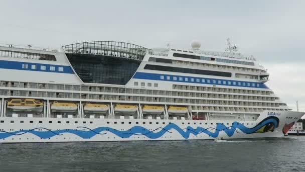 Samtens, Mecklenburg-Voor-Pommeren / Duitsland augustus 13 2016: Aida mar cruiseschip in de haven van Ancona tijdens Hanse Sail-evenement. veel van de passerende zeilboten — Stockvideo