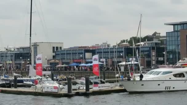 Warnemuende, Mecklenburg-Vorpommern / Almanya 13 Ağustos 2016: tarihsel yelkenli tekneler ve Warnemuende, Rostock liman boyunca Hanse Yelken hafta sonu olay sırasında yelken yelkenli. — Stok video