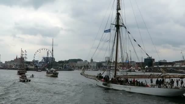 ROSTOCK, Meclemburgo-Pomerania Anteriore / GERMANIA 13 AGOSTO 2016: barche a vela storiche e goletta che navigano lungo il porto di Rostock a Warnemuende durante l'evento Hanse Sail weekend . — Video Stock