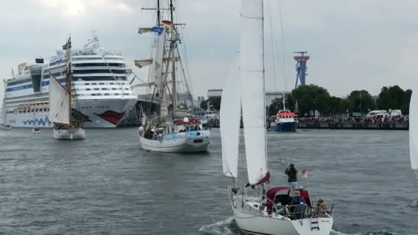 明德、 梅克伦堡-前 / 德国 2016 年 8 月 13 日: 阿依达 》 mar 的游轮港口的明德期间 Hanse 航行的事件。很多路过的带帆小艇 — 图库视频影像