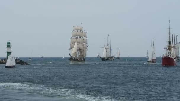 WARNEMUENDE, Mecklemburgo-Vorpommern / ALEMANIA 13 AGOSTO 2016: veleros históricos y goletas navegando a lo largo del puerto de Rostock en Warnemuende durante el evento del fin de semana de Hanse Sail . — Vídeo de stock