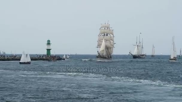 WARNEMUENDE, Mecklenburg-Vorpommern / ALEMANHA Agosto 13 2016: veleiros históricos e escuna velejando ao longo do porto de Rostock em Warnemuende durante evento de fim de semana Hanse Sail . — Vídeo de Stock
