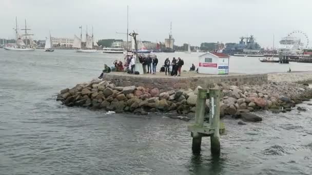 Warnemuende, Meklenbursko-Přední Pomořansko / Německo 13 srpna 2016: kolem panoráma Warnemuende a jeho přístav s turistickou lodí. Hanse plachtu víkend. — Stock video