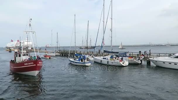 バルネミュンデ、メクレンブルク = フォアポンメルン州/ドイツ 2016 年 8 月 13 日: バルト海に向かってバルネミュンデ港に沿って運転する観光船。Hanse 帆イベント — ストック動画