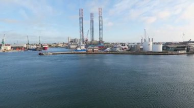 Frederikshavn, Nordjylland / Danimarka 07 Temmuz 2016: yakınındaki Offshore rüzgar türbini Frederikshavn limanının-içinde. (Danimarka)