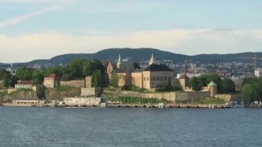 Oslo, Oslo / Norveç 07 Temmuz 2016: cityscape ve onun yerler Kalesi, opera binası gibi güzel manzaralı Oslo limanı terk.