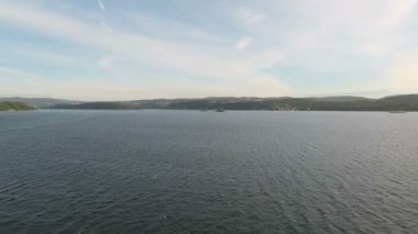 Norveç'te Oslo Fiyordu boyunca sürüş. kamera pan etrafında peyzaj.