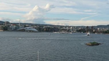 Oslo, Oslo / Norveç 07 Temmuz 2016: cityscape ve onun yerler Kalesi, opera binası gibi güzel manzaralı Oslo limanı terk.