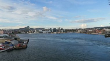Oslo, Oslo / Norveç 07 Temmuz 2016: cityscape ve onun yerler Kalesi, opera binası gibi güzel manzaralı Oslo limanı terk.