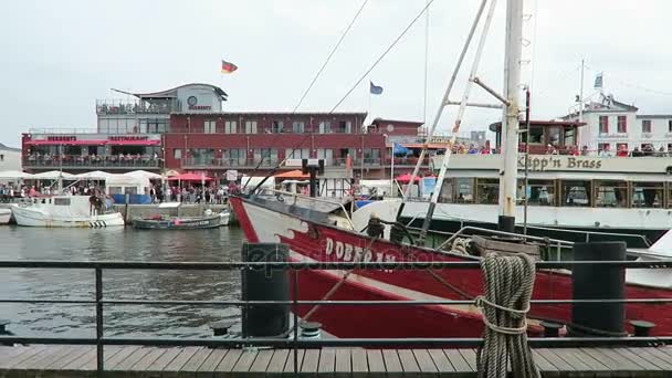 Warnemuende, Mecklenburg-Vorpommern / Németország augusztus 13 2016: idegenforgalmi csónakok vezetés a Warnemuende kikötő felé a Balti-tenger mentén. Hanse vitorlát esemény. — Stock videók