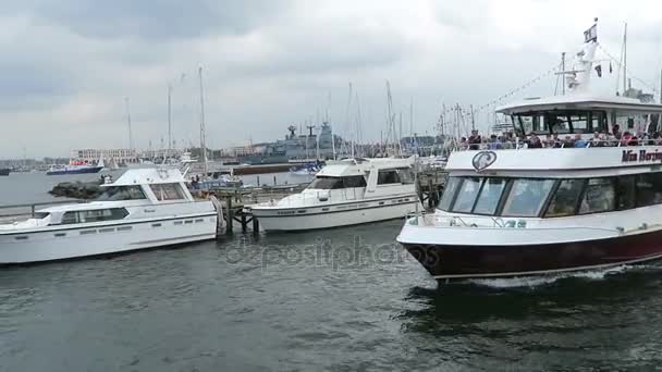 WARNEMUENDE, Mecklenburg-Vorpommern/ GERMANY AUGUST 13 2016: tourist  boats driving along the Warnemuende harbor toward Baltic sea. Hanse Sail event. — Stock Video