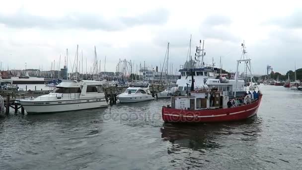 Warnemuende, Mecklenburg-Vorpommern / Almanya 13 Ağustos 2016: turist tekneleri Warnemuende liman doğru Baltık Denizi boyunca sürüş. Hanse Yelken olay. — Stok video