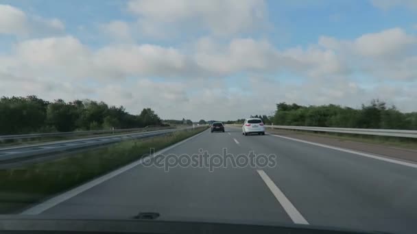 Frederikshavn, Nordjylland / Dánsko 07 červenec 2016: jízda po dálnici z Frederikshavnu (Dánsko) směrem k Německu. — Stock video