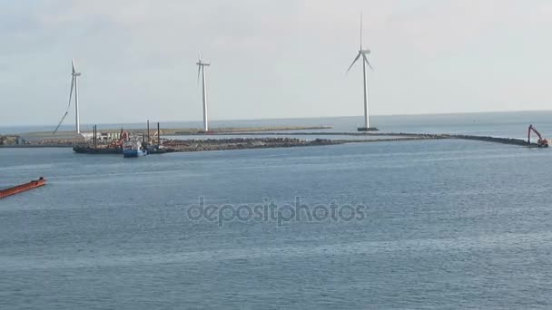 Frederikshavn, Noord-Jutland / Denemarken juli 07 2016: Offshore windturbine in in de buurt van haven Frederikshavn. (Denemarken) — Stockvideo