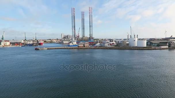 Frederikshavn, Nordjylland / DANIMARCA 07 Luglio 2016: turbina eolica offshore nei pressi del porto di Frederikshavn. (Danimarca ) — Video Stock