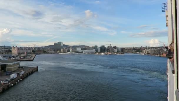 Oslo, oslo / norwegen 07. Juli 2016: Verlassen des Hafens von oslo mit schönem Blick auf das Stadtbild und seine Wahrzeichen wie Schloss, Oper. — Stockvideo