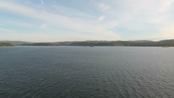 Conduire le long du fjord d'Oslo en Norvège. caméra panoramique autour du paysage . — Video