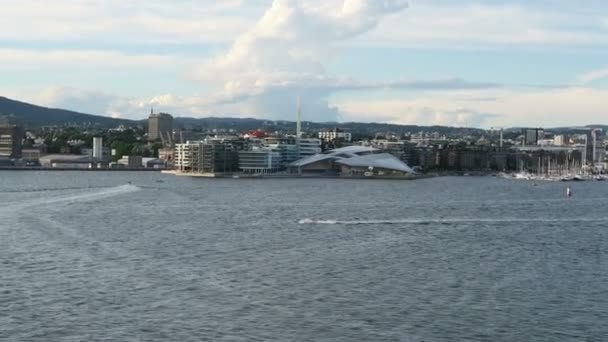 Oslo, Oslo / Norsko Červenec 07 2016: opuštění přístavu Oslo s krásným výhledem na panoráma města a jeho památky jako hrad, opera house. — Stock video