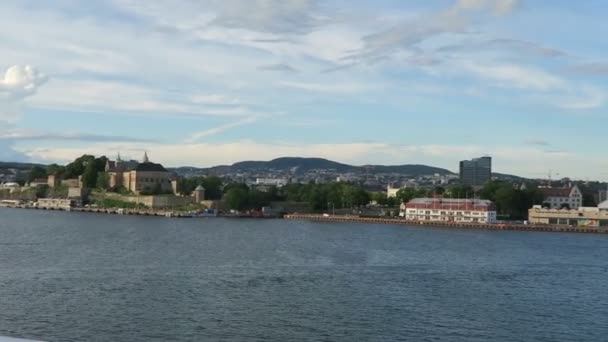 OSLO, Oslo / NORUEGA 07 de julio de 2016: saliendo del puerto de Oslo con buenas vistas del paisaje urbano y sus monumentos como el castillo, la ópera . — Vídeo de stock