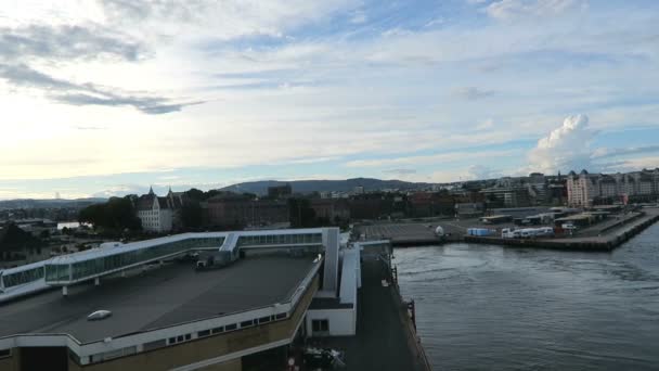 OSLO, Oslo / NORUEGA 07 de julio de 2016: saliendo del puerto de Oslo con buenas vistas del paisaje urbano y sus monumentos como el castillo, la ópera . — Vídeo de stock