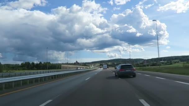 Oslo, Oslo / Norsko Červenec 07 2016: jízda podél dálnice E6 z Osla směrem k Trondheim (Norsko) — Stock video