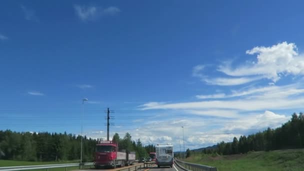 Oslo, Oslo / Noorwegen juli 07 2016: rijden langs de snelweg E6 van Oslo naar Trondheim (Noorwegen) — Stockvideo