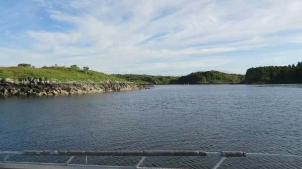 Pesca no norway na ilha Hitra. paisagem ao redor. água e rochas . — Vídeo de Stock